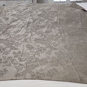 Elegant Floral Patterned Table Topper